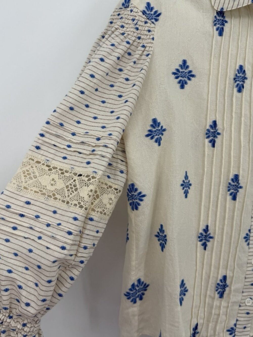 Hunter Bell Ezra Blouse size S Small Cotton Blend Blue Medallion, Cream - Picture 3 of 11